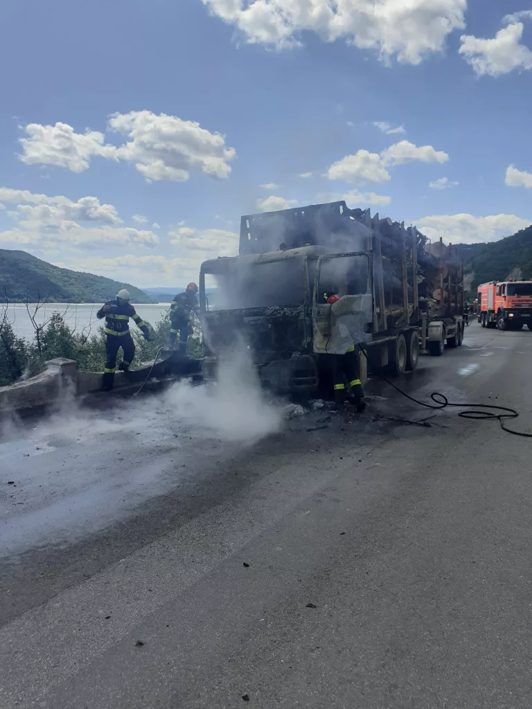 (VIDEO) Mehedinţi: Autotren încărcat cu lemne în flăcări pe DN 6