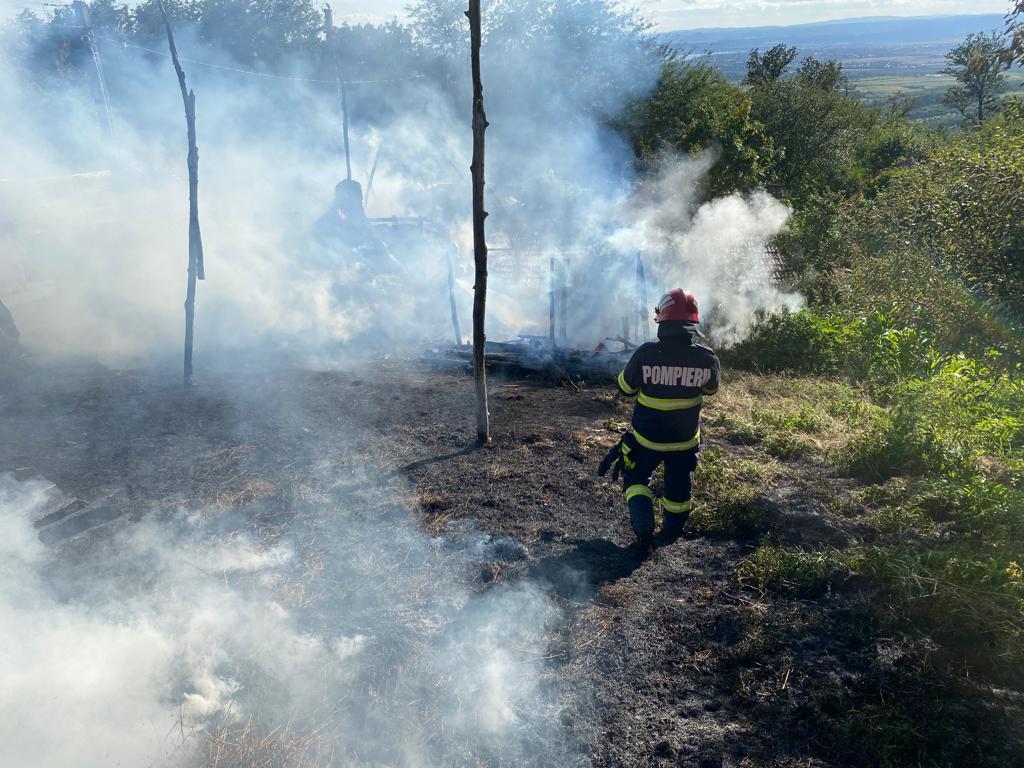 (VIDEO) Mehedinți: Incendiu la o casă din Husnicioara