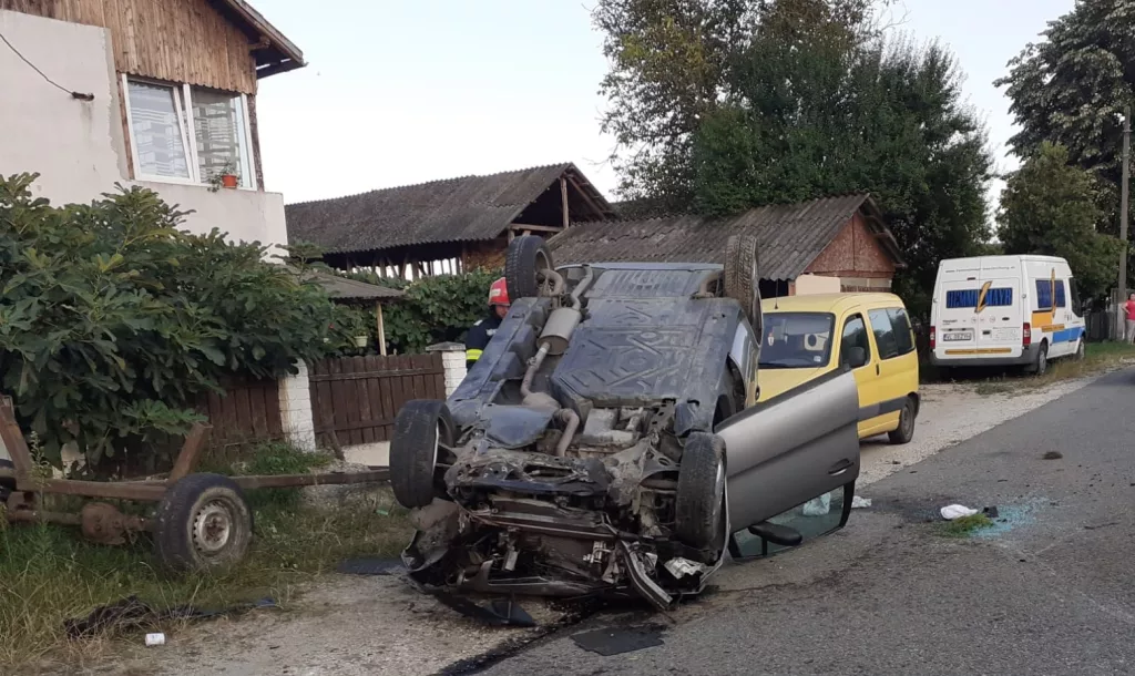 Accident cu victimă în Vâlcea. Un autoturism a lovit o țeavă de gaze