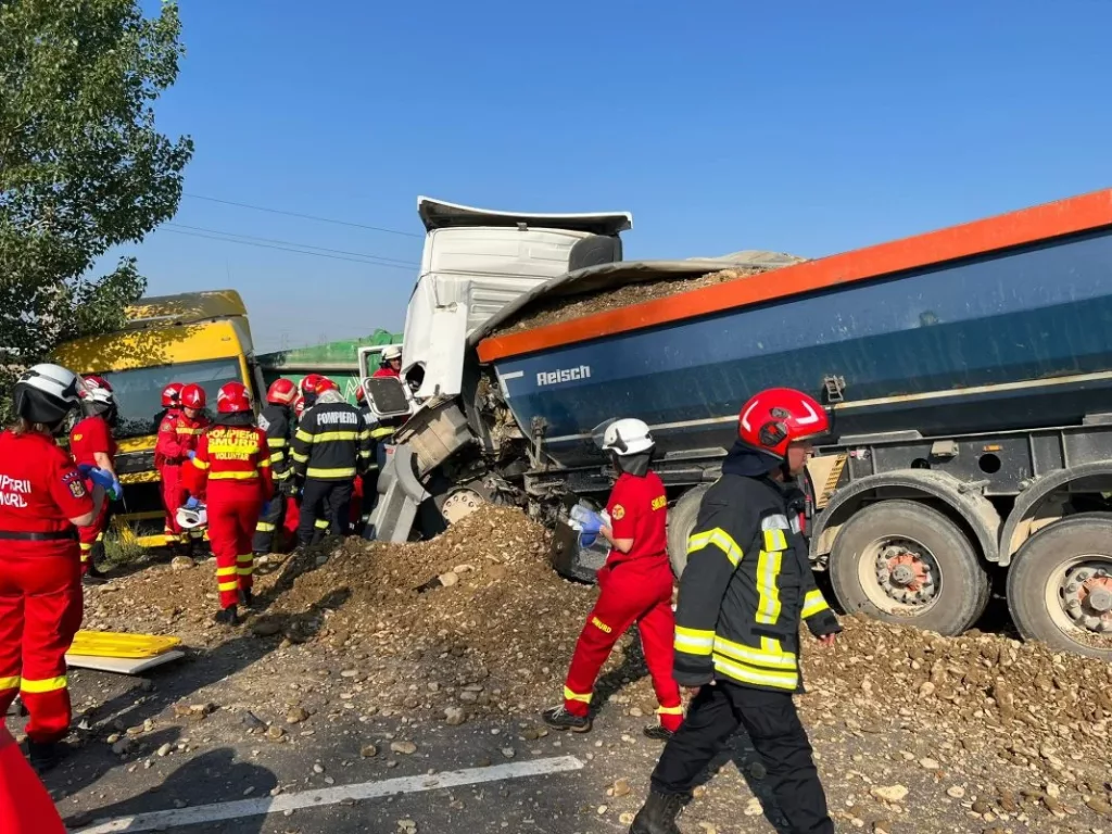Un şofer rămas în pană a fost strivit de un camion