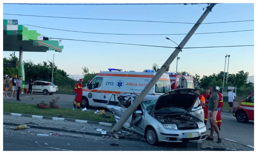 Un mort şi doi răniţi după ce două maşini s-au ciocnit, iar una a ricoşat într-un stâlp