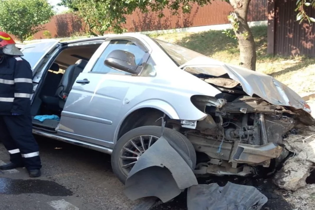 Şase răniţi după ce un microbuz s-a ciocnit cu un autoturism