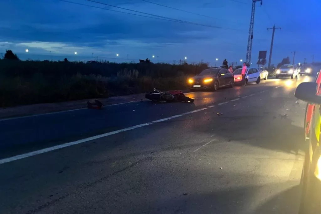 Un motociclist a murit după ce a intrat într-un microbuz care nu i-a dat prioritate