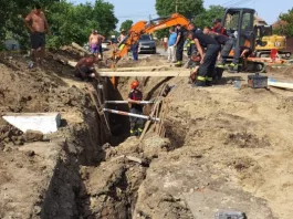 Muncitor care lucra la canalizare, prins sub un mal de pământ