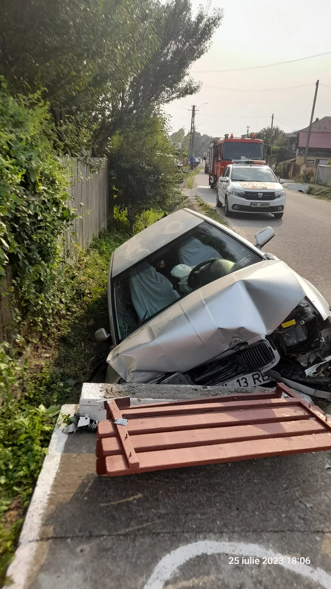 Vâlcea: Un şofer a intrat cu maşina într-un cap de pod, la Olanu