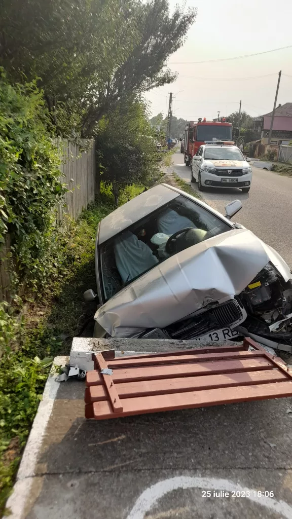 Vâlcea: Un şofer a intrat cu maşina într-un cap de pod, la Olanu