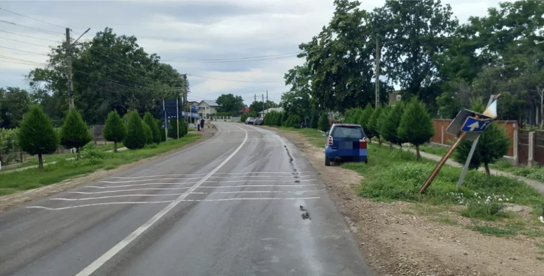 acc vulturu Pietoni răniţi după ce o maşină a intrat într-un indicator rutier care a căzut peste ei