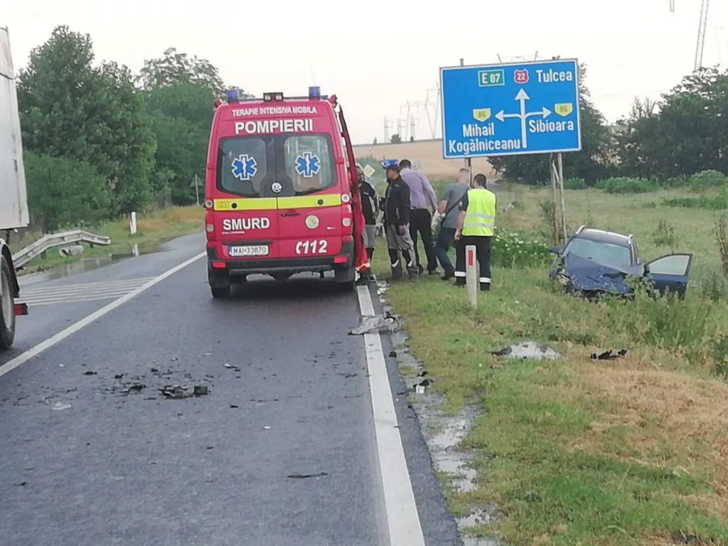 Doi morţi şi un rănit după ciocnirea între un autoturism şi un TIR