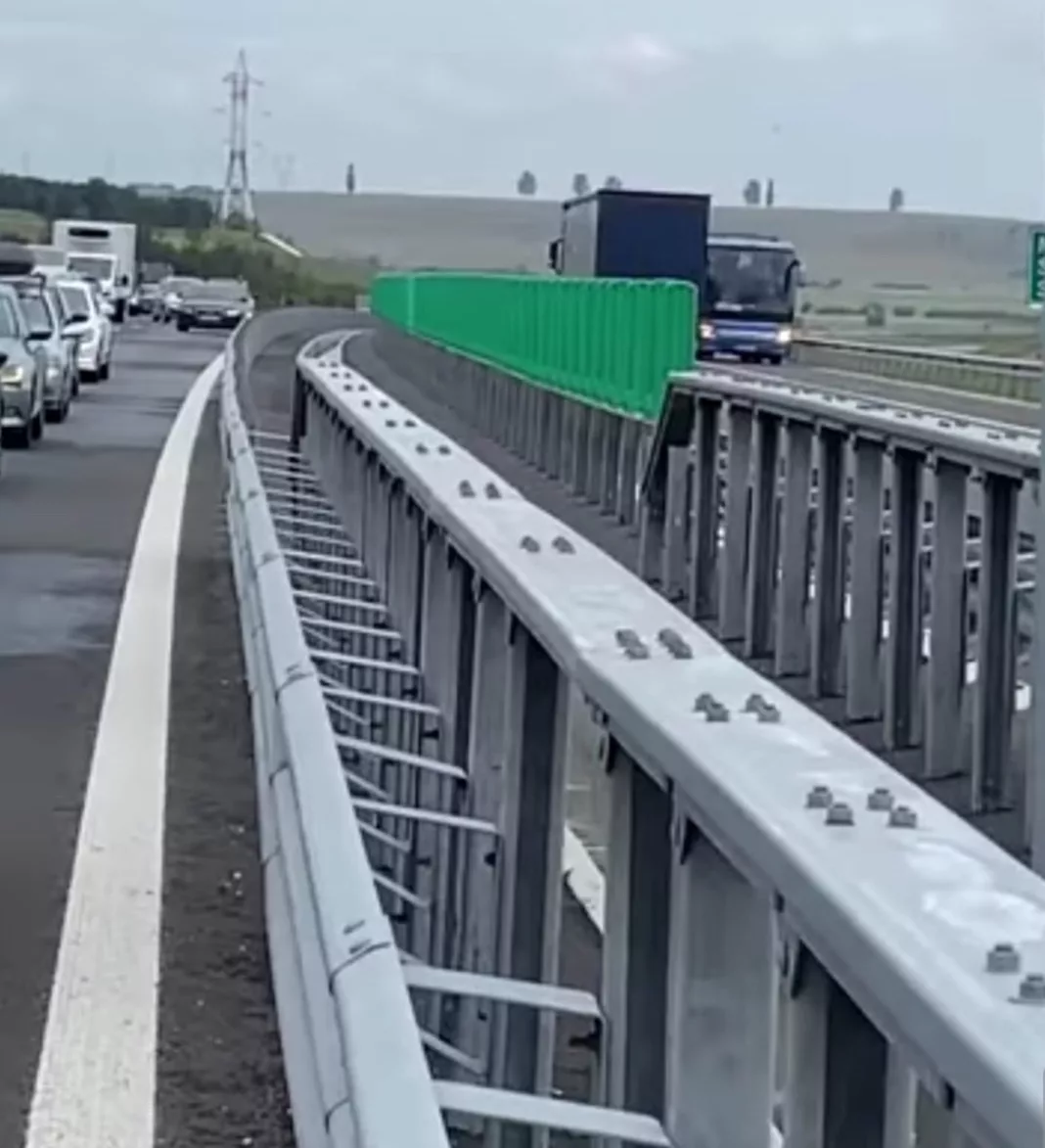 A mers cu autocarul cu spatele pe banda de urgenţă a A1 şi a rămas fără permis