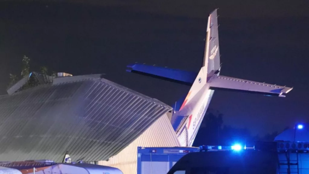 Polonia: Un avion de mici dimensiuni s-a prăbușit pe un hangar. Cinci oameni au murit