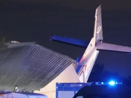 Un avion de mici dimensiuni s-a prăbușit pe un hangar