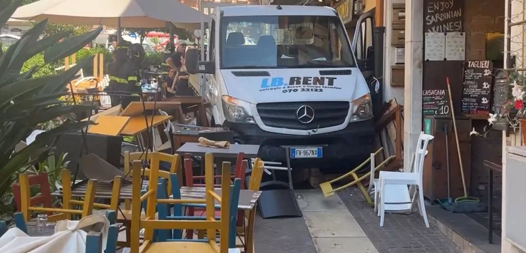 camioneta terasa 15 răniţi după ce o camionetă fără şofer a intrat pe terasa unui bar, în Sardinia