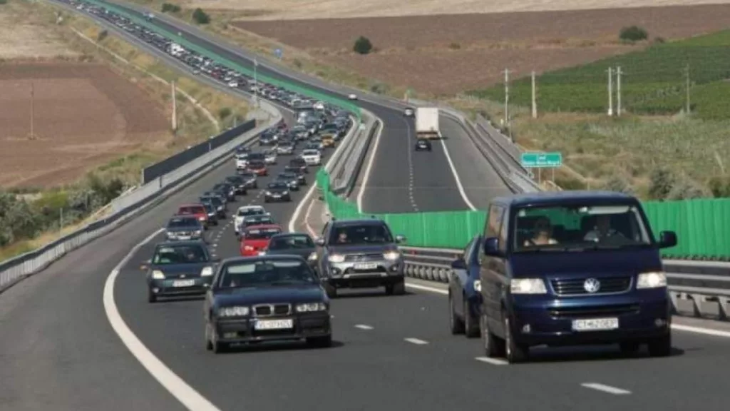 Coloane de mașini spre litoral, pe Valea Prahovei și Valea Oltului