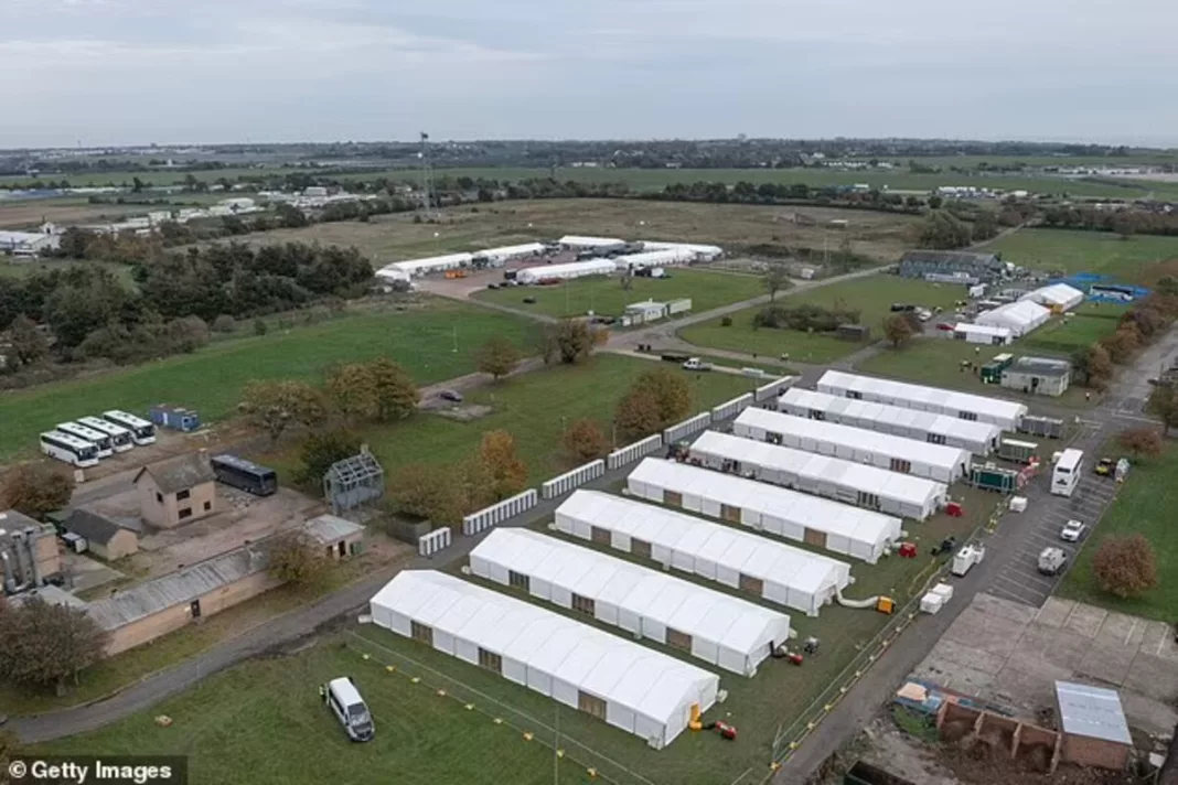 Guvernul britanic cumpără corturi pentru migranţi ca să facă economie la cazare