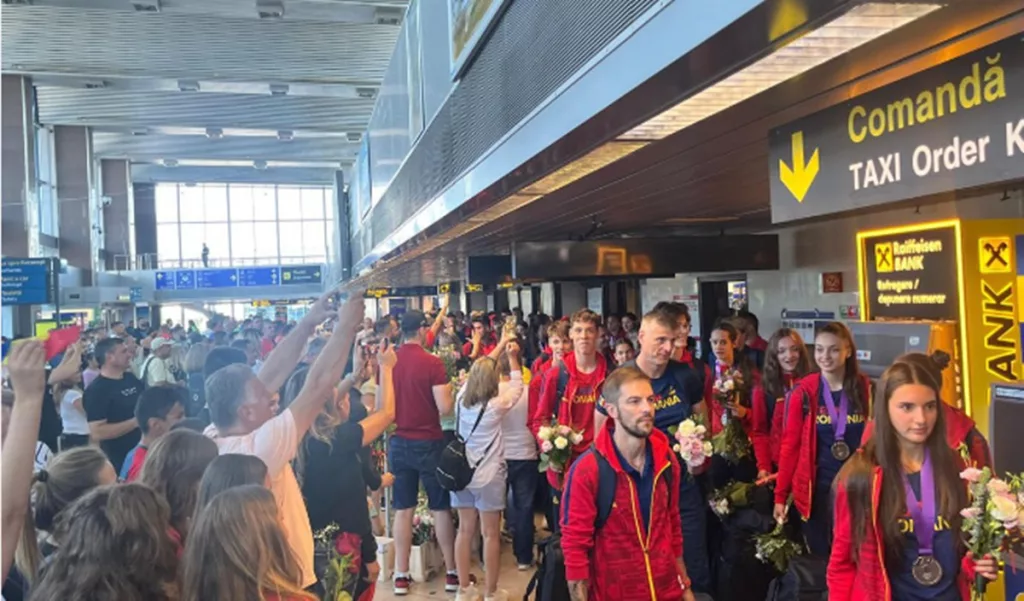Delegația României de la FOTE, primită cu flori și în urale la Aeroportul „Henri Coandă”