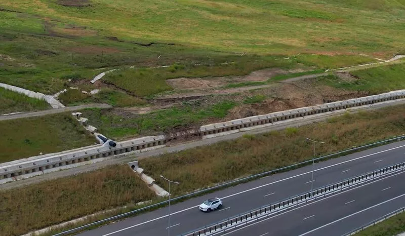 VIDEO O nouă alunecare de teren pe A10. La Alba Iulia, dealul o ia la vale din nou