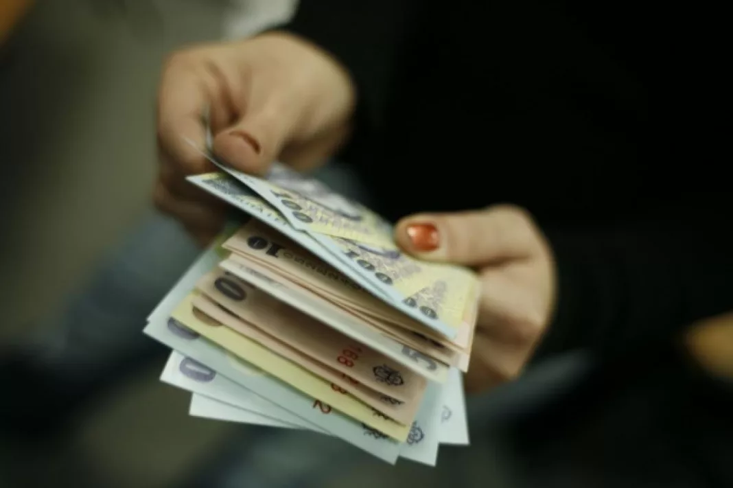 O tânără a furat un plic cu bani uitat într-o farmacie