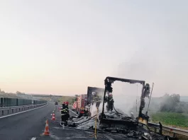 Un TIR s-a făcut scrum după ce a luat foc în mers, pe autostrada A1