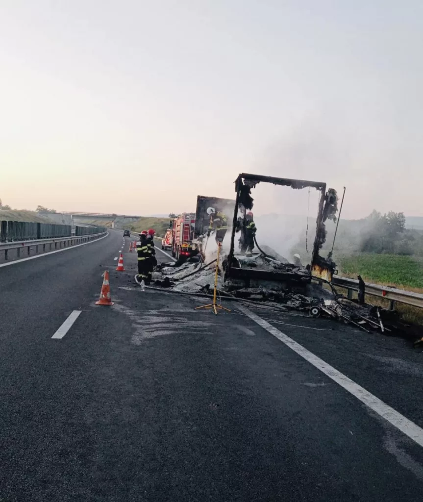 Un TIR s-a făcut scrum după ce a luat foc în mers, pe autostrada A1