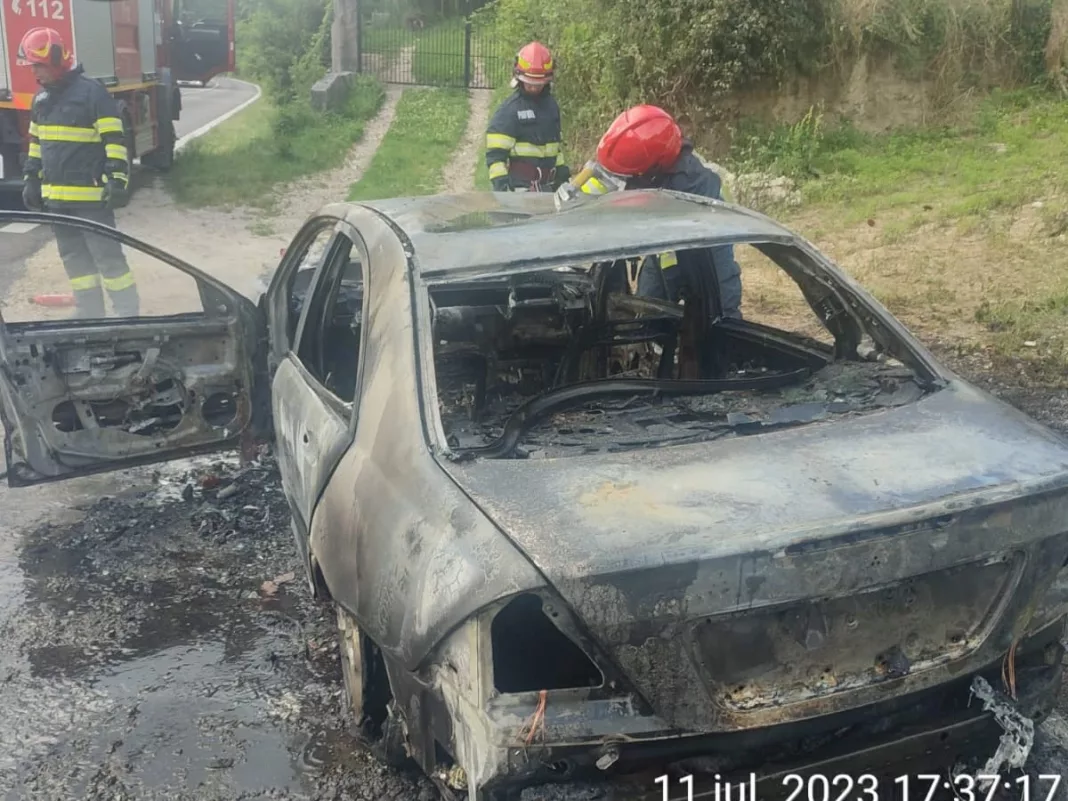 Vâlcea: Autoturism mistuit de flăcări la Călimănești