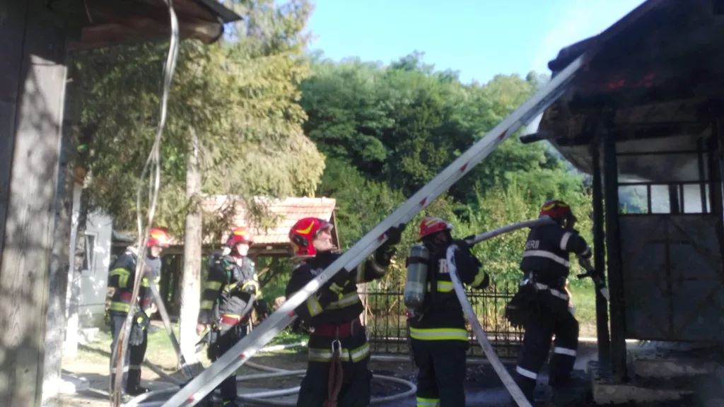 Vâlcea: Biserică monument istoric din Stoilești, făcută scrum de un incendiu