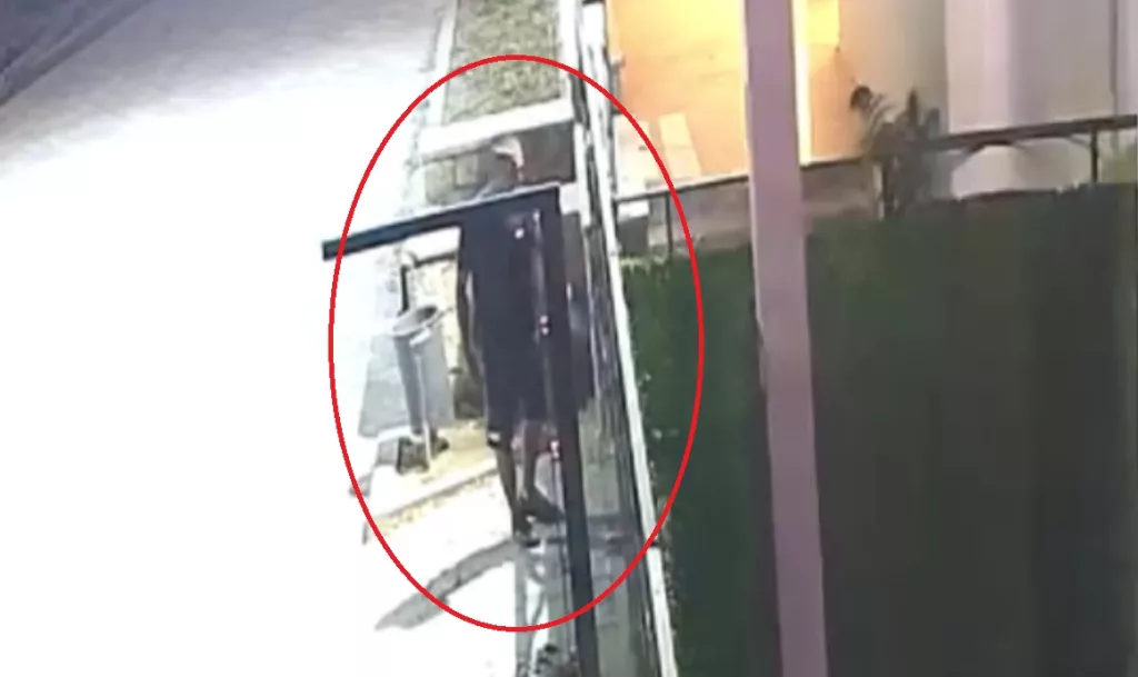 Un tânăr a dat foc intrării unui club în care se aflau zeci de persoane