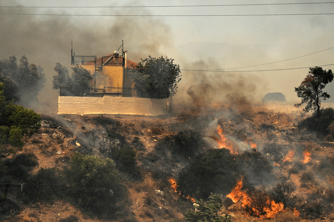 Incendiu de proporții şi în Corfu. Localnicii și turiștii au primit ordin de evacuare