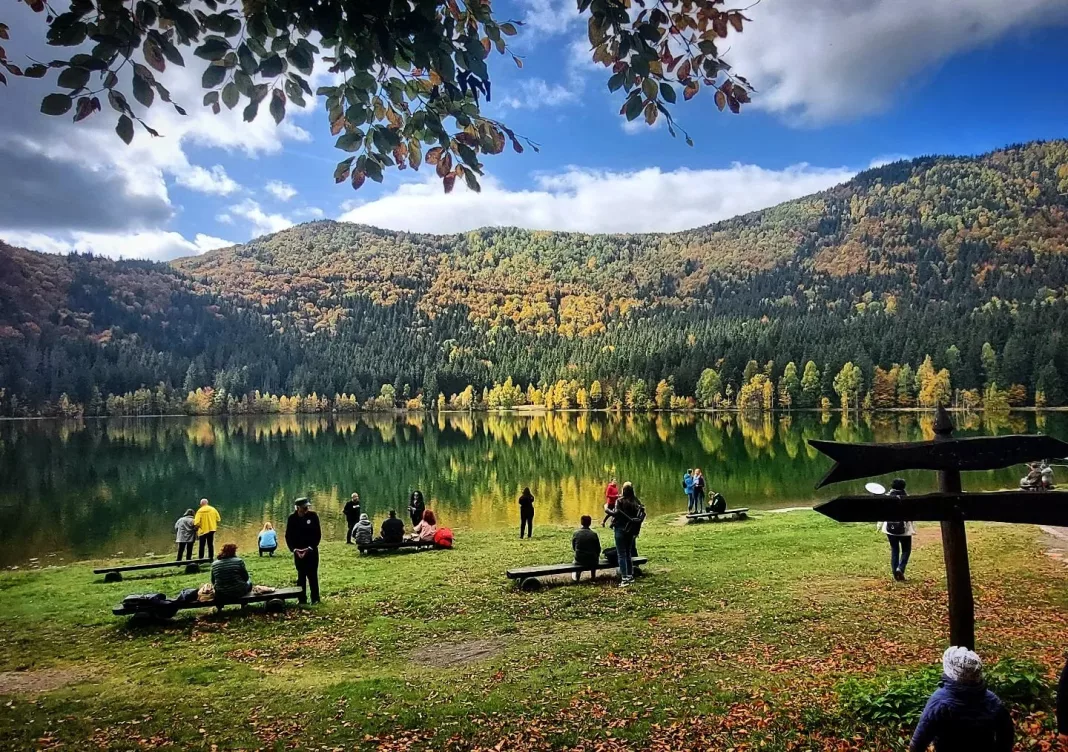 Accesul turiştilor cu bagaje a fost interzis la Lacul Sfânta Ana