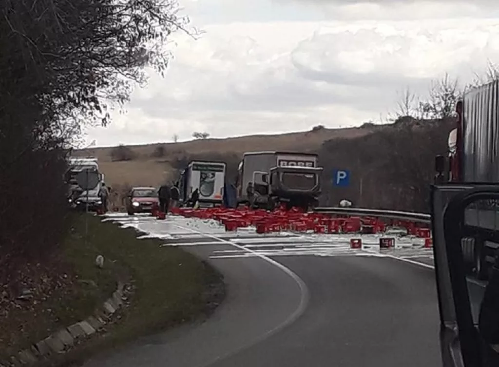 Zeci de lăzi cu sticle cu bere au căzut dintr-un TIR pe DN 1