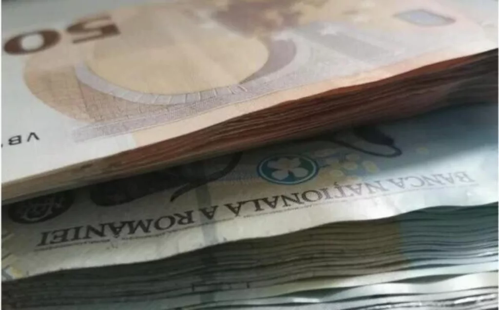 Leul s-a depreciat joi în raport cu principalele valute