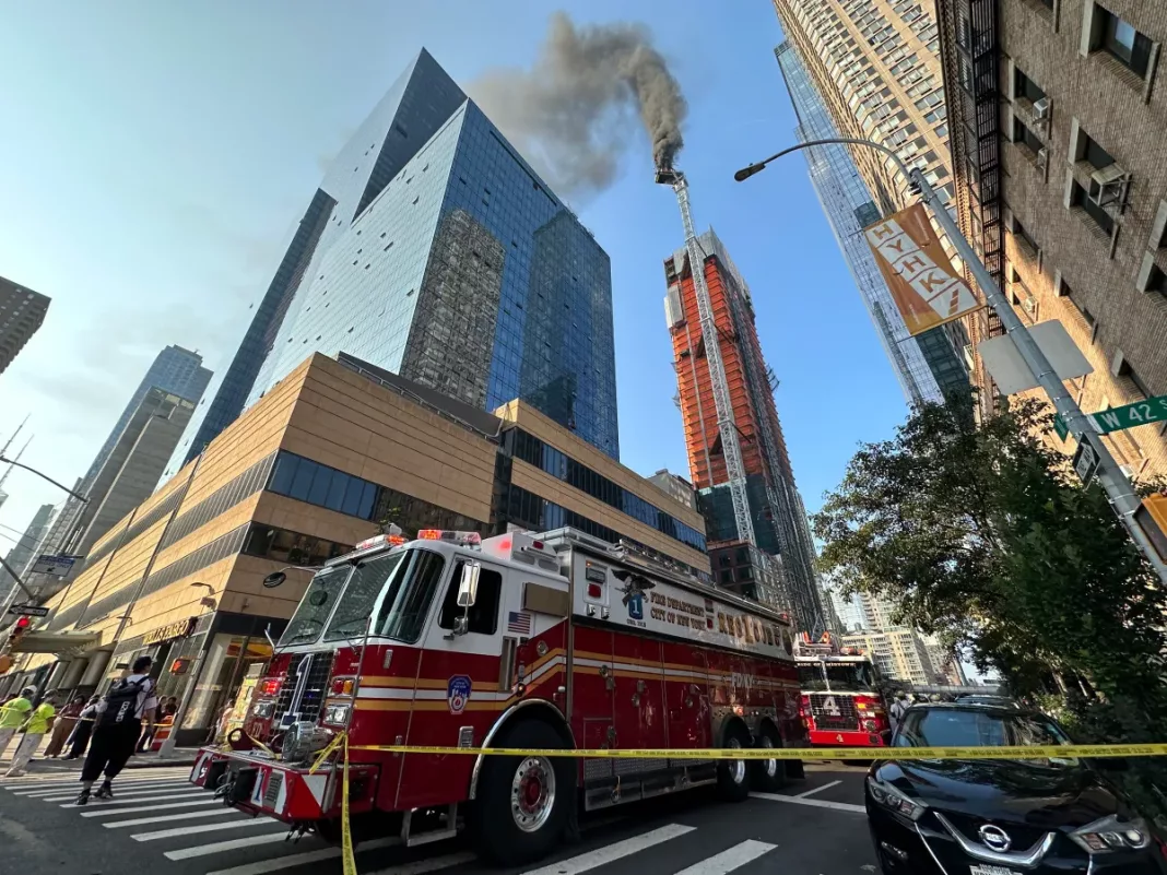 Braţul unei macarale care a luat foc s-a prăbușit peste un bloc de locuinţe din New York