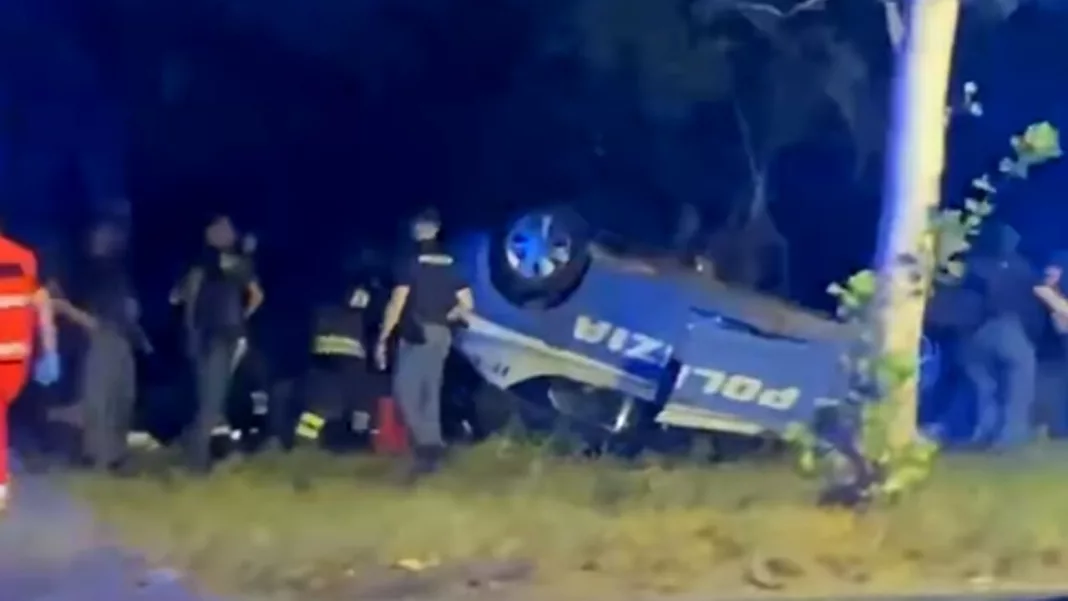 O mașină de poliție s-a răsturnat la Roma urmărind un autoturism cu numere românești