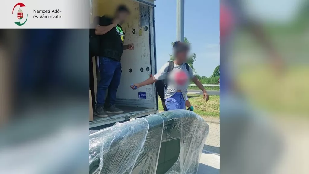 (VIDEO) Un român și un grec, prinși când încercau să transporte migranți ilegali în Italia