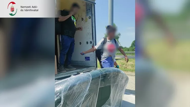 (VIDEO) Un român și un grec, prinși când încercau să transporte migranți ilegali în Italia