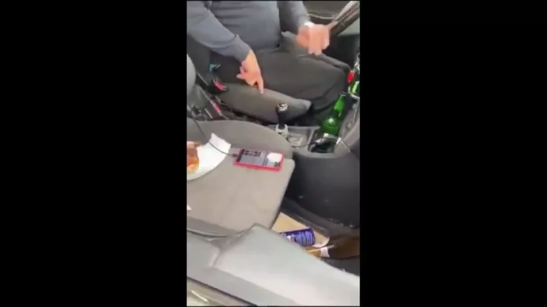 Bărbat prins cu o friptură şi bere la volan, în arest
