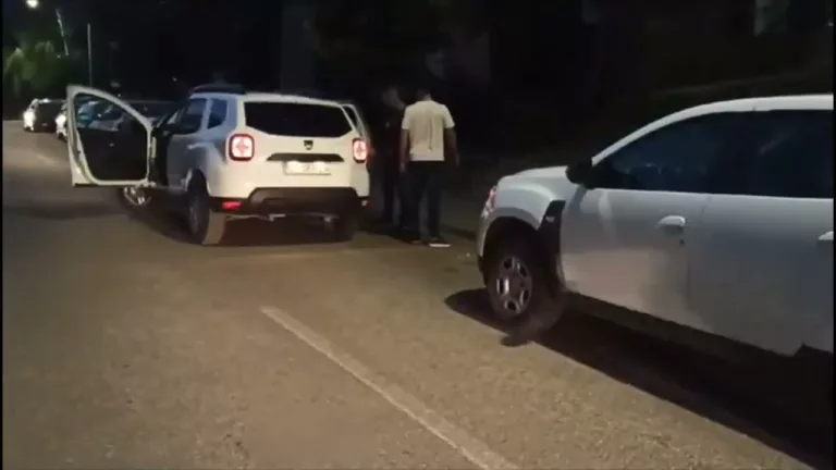 (VIDEO) Olt: Trei scandalagii, reținuți după ce au agresat un cuplu