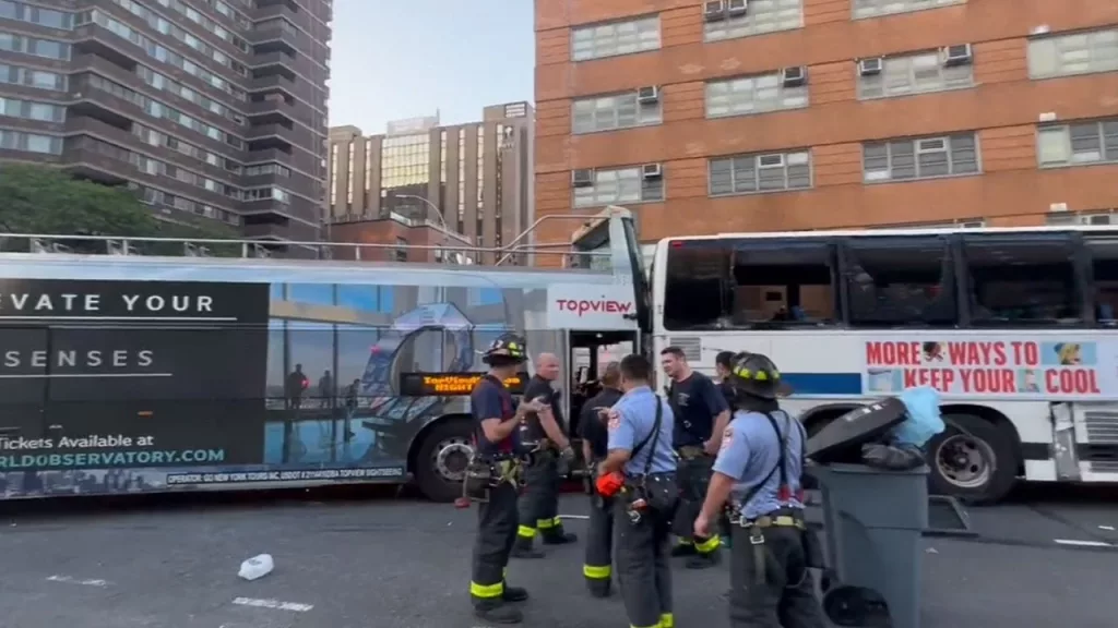 (VIDEO) Zeci de răniți după coliziunea dintre două autobuze în Manhattan