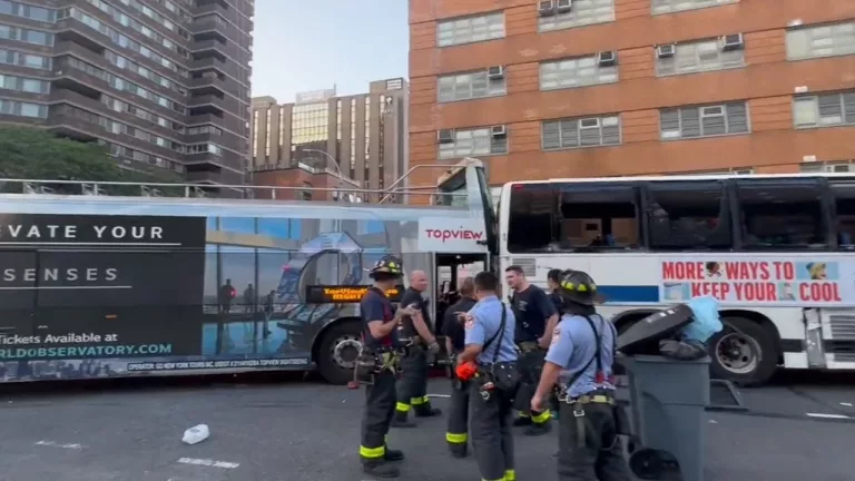 (VIDEO) Zeci de răniți după coliziunea dintre două autobuze în Manhattan