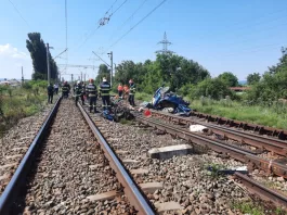 Doi copii și doi adulți morţi după maşina lor a fost lovită de tren