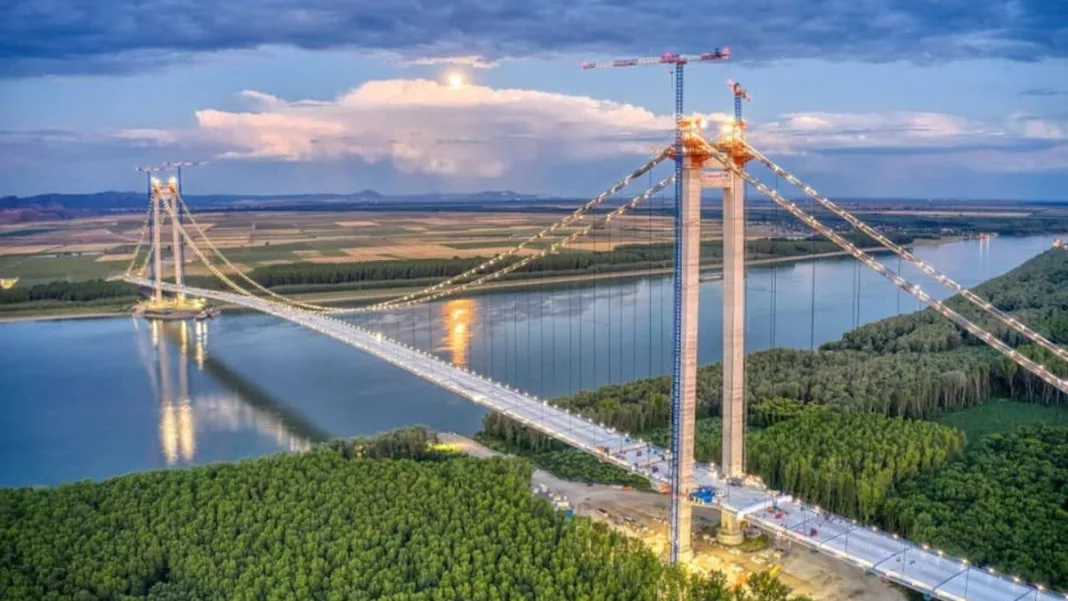 pod braila Un șofer oprit să pozeze podul inaugurat la Brăila, primul accidentat