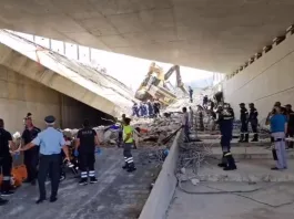 Podul prăbușit a prins mai mutle persoane sub dărâmături (Foto: realitatea.net)