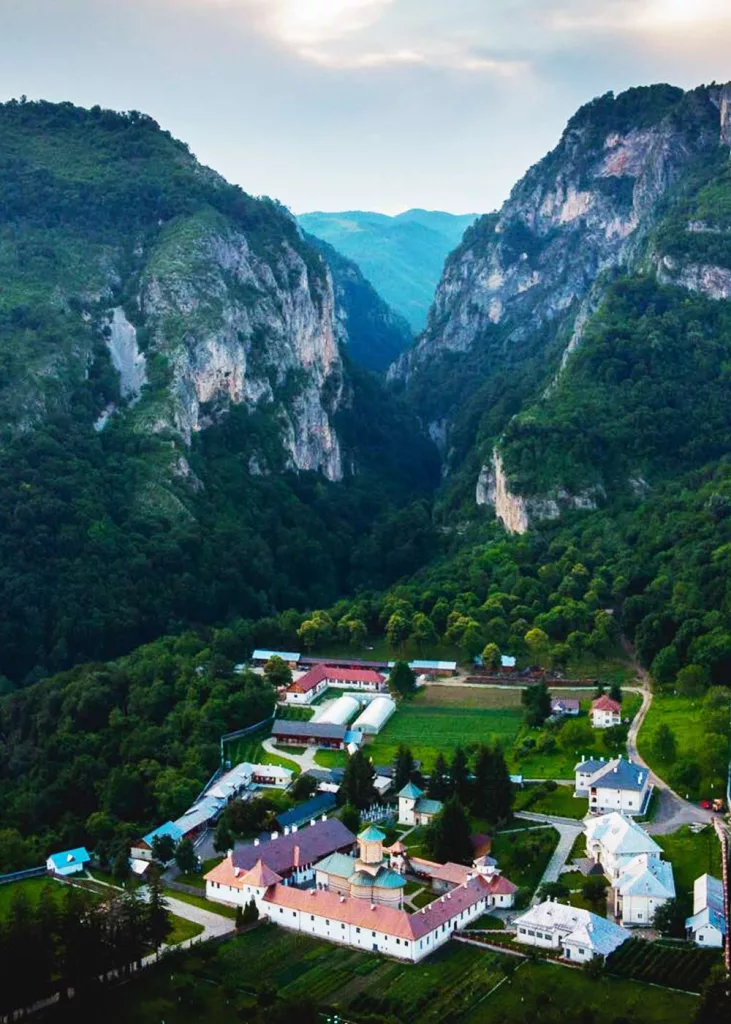 Sat de vacanță cu 88 de pensiuni la Polovragi, în zona Cheilor Oltețului