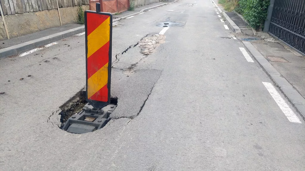 Se surpă străzile din Craiova, CAO pune balize