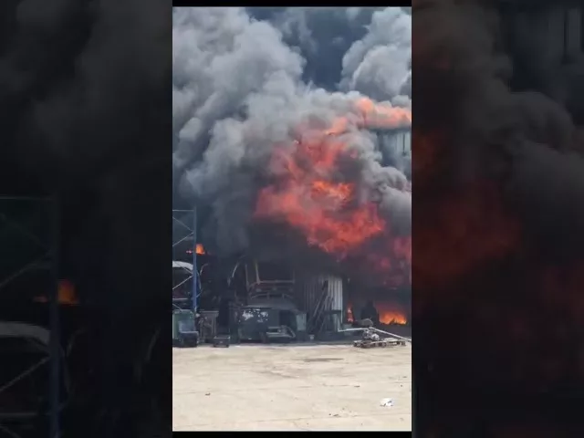 (VIDEO) Olt: Incendiu la o hală de dezmembrări auto