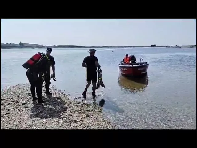 (VIDEO) Doi copii de 12 şi 13 ani, căutaţi de scafandri în râul Olt