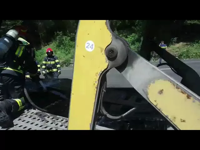 (VIDEO) Vâlcea: Incendiu la un trailer încărcat cu opt autoturisme