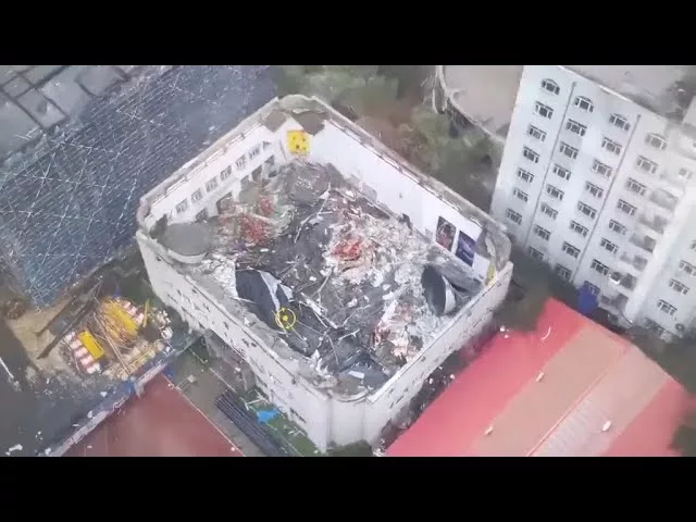 (VIDEO) Nouă morţi, după prăbuşirea unei săli de sport în China