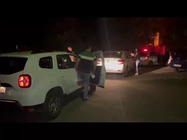 (VIDEO) Craiova: Doi tineri, reţinuţi după ce au făcut scandal într-un local