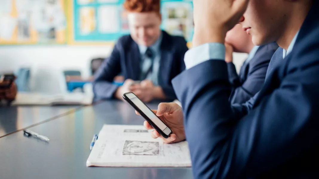 Telefoanele mobile, tabletele şi ceasurile inteligente, interzise în şcolile din Olanda