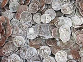 Tezaur de monede romane din argint, descoperit de doi tineri din Gorj